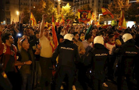 ep manifestantes por la unidad de espana ondean banderas espanolas mientras agentes de la policia
