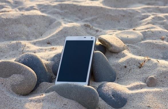 Movil en la playa | EUROPA PRESS ep movilla playa