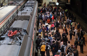 ep numerosas personas con maletas esperan en el anden la salida de un tren en la estacion almudena 20230404153003 ep numerosas personas con maletas esperan en el anden la salida de un tren en la estacion almudena 20230404153003