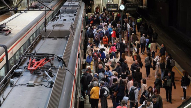ep numerosas personas con maletas esperan en el anden la salida de un tren en la estacion almudena 20230404153003