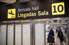 ep pasajeros llegan al aeropuerto adolfo suarez madrid barajas a 9 de septiembre de 2023 en madrid