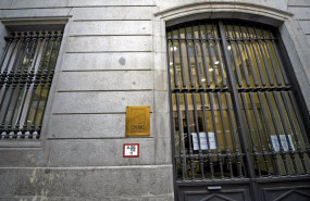 ep placa identificativa y entrada al edificio de la cnmc en madrid espana