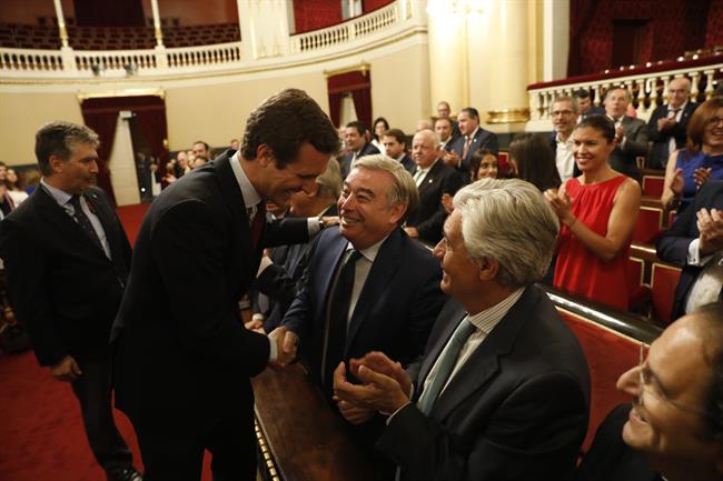 El presidente del PP, Pablo Casado, saluda a José Manuel Barreiro en el Senado | Marta Fernández Jara - Europa Press ep presidentepp pablo casado saludajose manuel barreirosenado