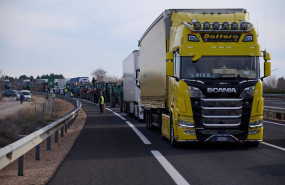 ep un camion delante de una concentracion de tractores que se dirigen hacia el municipio de