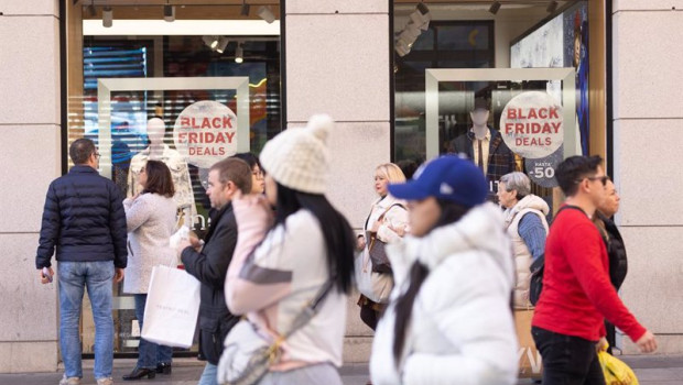 ep un escaparate avisa de los descuentos durante black friday