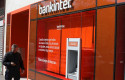 ep un hombre pasa al lado de un cajero del banco bankinter en una de sus oficinas de la capital