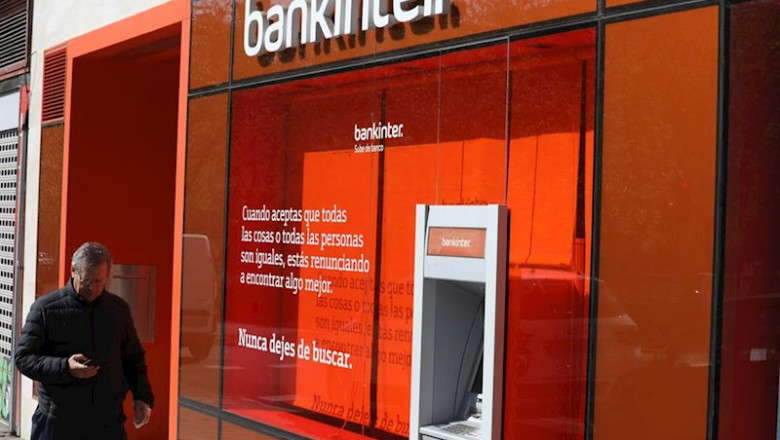 ep un hombre pasa al lado de un cajero del banco bankinter en una de sus oficinas de la capital