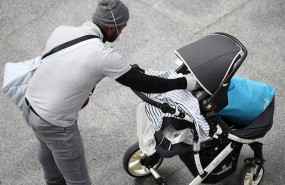 ep un hombre pasea a un bebe a 17 de marzo de 2020