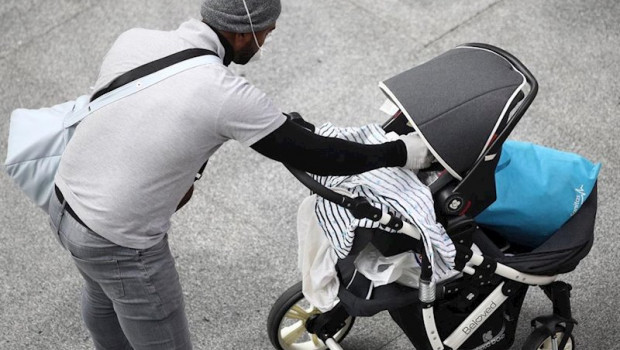 ep un hombre pasea a un bebe a 17 de marzo de 2020