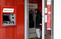 ep un hombre saca dinero de un cajero del banco santander