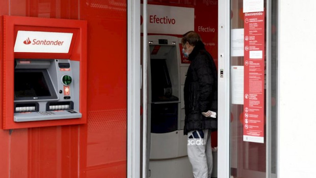 ep un hombre saca dinero de un cajero del banco santander ep un hombre saca dinero de un cajero del banco santander