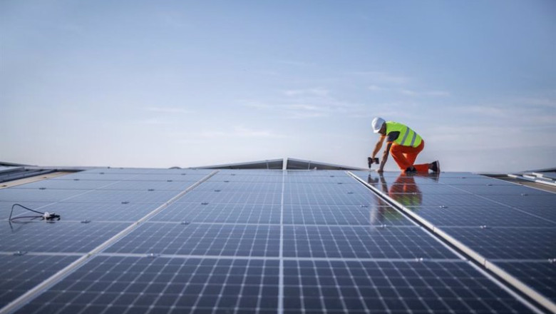 ep un operario instala placas solares ep un operario instala placas solares