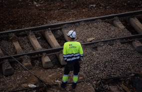 ep un operario trabaja en la reparacion de las vias del tren de alfafar tras el paso de la dana a 7