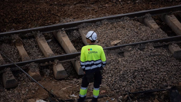 ep un operario trabaja en la reparacion de las vias del tren de alfafar tras el paso de la dana a 7