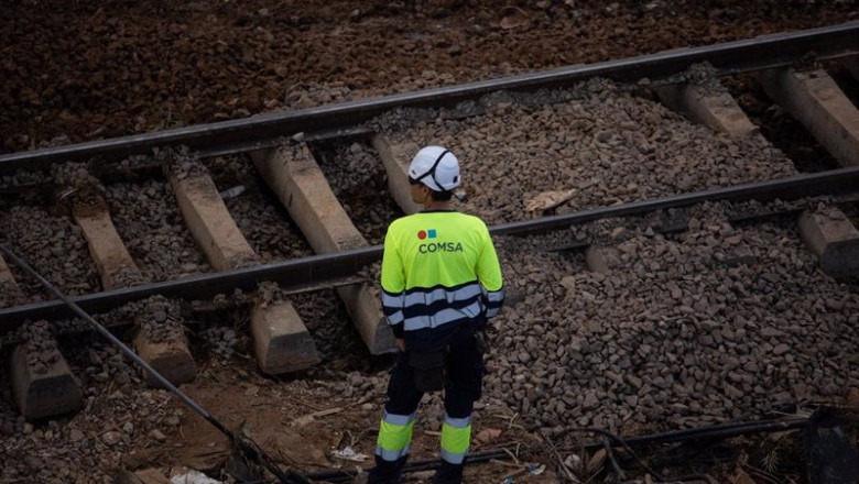 ep un operario trabaja en la reparacion de las vias del tren de alfafar tras el paso de la dana a 7 ep un operario trabaja en la reparacion de las vias del tren de alfafar tras el paso de la dana a 7