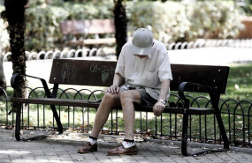 ep un pensionista descansa en un banco de un parque de madrid