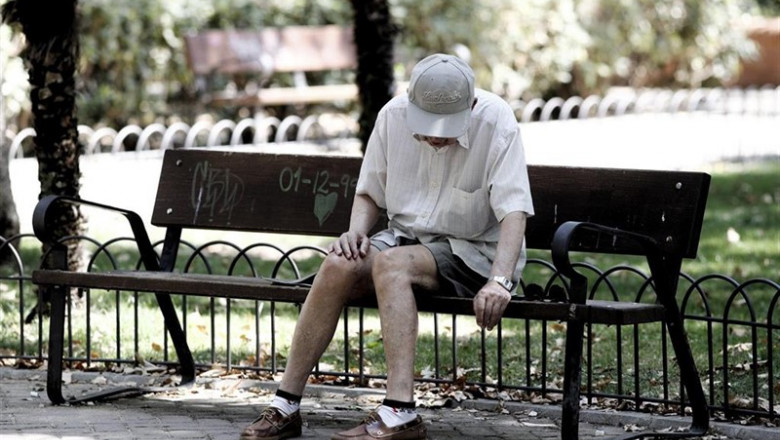 Eduardo Parra - Europa Press - Archivo ep un pensionista descansa en un banco de un parque de madrid