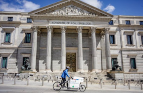 ep un repartidor pasa por delante del congreso de los diputados