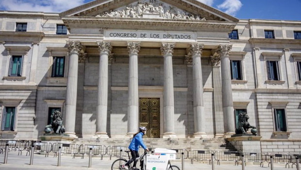 ep un repartidor pasa por delante del congreso de los diputados
