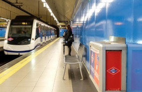 ep un usuario espera en uno de los andenes de metro de madrid