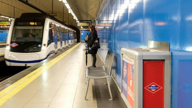 ep un usuario espera en uno de los andenes de metro de madrid