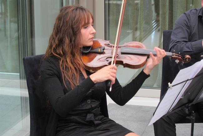 Una Mujer Tocando El Violín | EUROPA PRESS ep una mujer tocandoviolin
