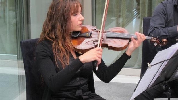 ep una mujer tocandoviolin