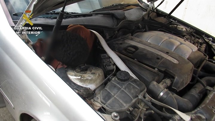 ep uno de los inmigrantes ocultos en el motor del coche ep uno de los inmigrantes ocultos en el motor del coche