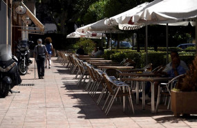 ep varias personas disfrutan en una terraza en madrid espana