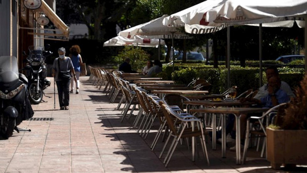 ep varias personas disfrutan en una terraza en madrid espana