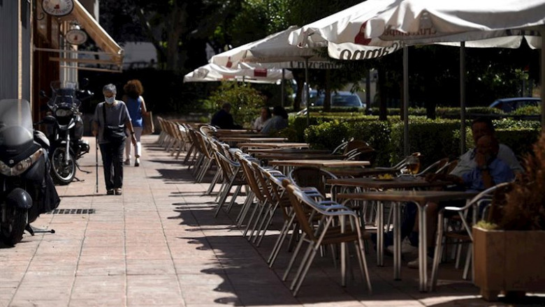ep varias personas disfrutan en una terraza en madrid espana