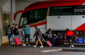 ep viajeros llegan a la estacion de autobuses mendez alvaro tras el puente del pilar en madrid