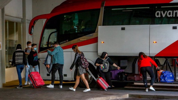 ep viajeros llegan a la estacion de autobuses mendez alvaro tras el puente del pilar en madrid