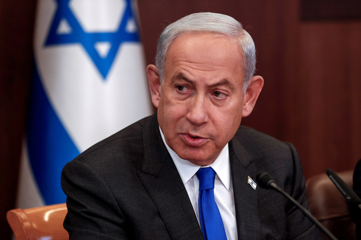 https://img4.s3wfg.com/web/img/images_uploaded/7/b/le-premier-ministre-israelien-benjamin-netanyahu-lors-de-la-reunion-hebdomadaire-du-cabinet-a-jerusalem_rsz.jpg