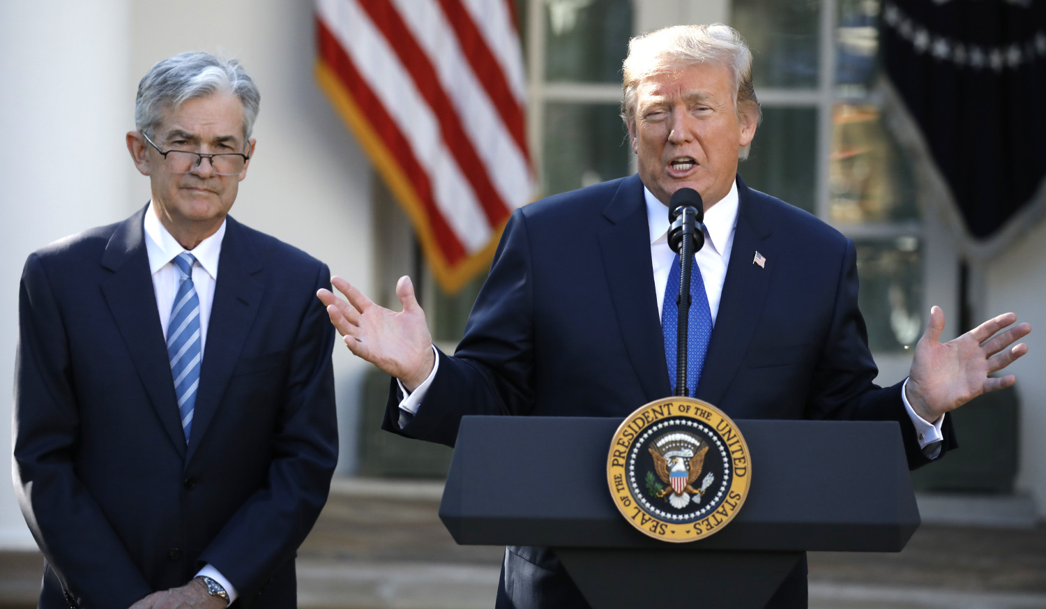 le president americain donald trump et le president de la reserve federale americaine jerome powell 