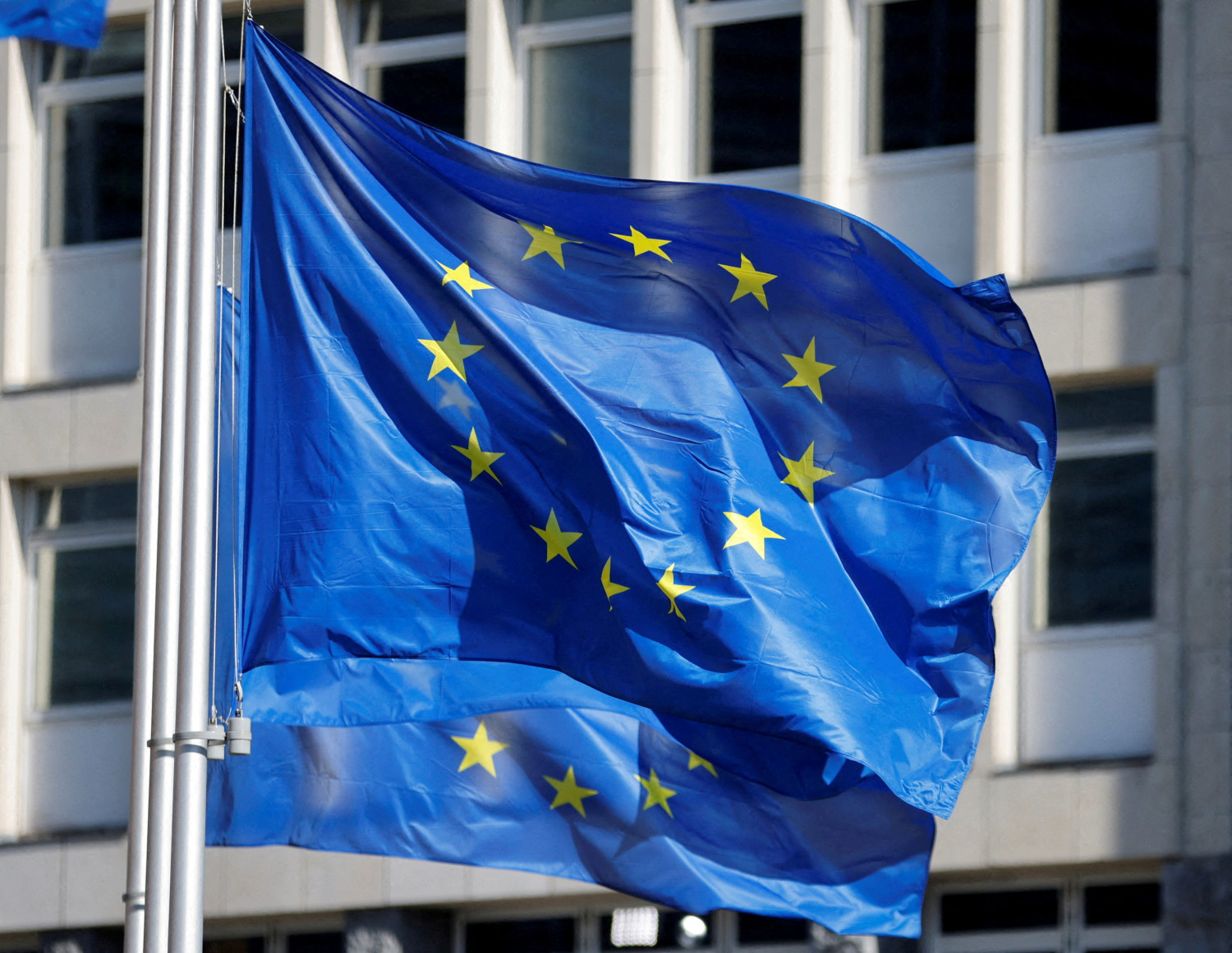 les drapeaux de l union europeenne flottent devant le siege de la commission europeenne a bruxelles 