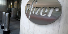 logo de pfizer au siege de l entreprise dans le quartier de manhattan a new york logo de pfizer au siege de l entreprise dans le quartier de manhattan a new york