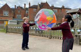 nios jugando en el exterior de una escuela inglesa 20250409185722 nios jugando en el exterior de una escuela inglesa 20250409185722