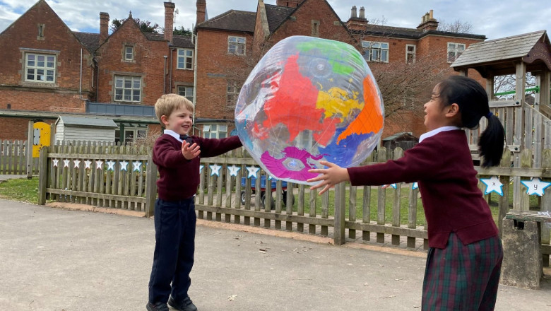 nios jugando en el exterior de una escuela inglesa 20250409185722 