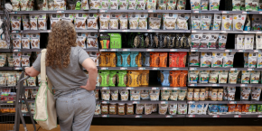 photo d archives d une personne qui fait ses courses dans un supermarche alors que l inflation affecte les prix a la consommation aux etats unis 20250903170938 