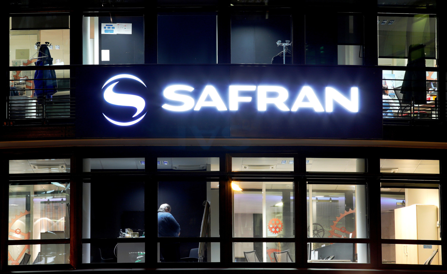 photo d archives du logo de safran visible devant le siege social de la societe a issy les moulineaux 