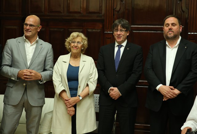 Carmena y Puigdemont, en el centro de la imagen | Europa Press puigdemont carmena