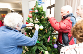 1576660651 preparando la navidad con voluntarios del santander