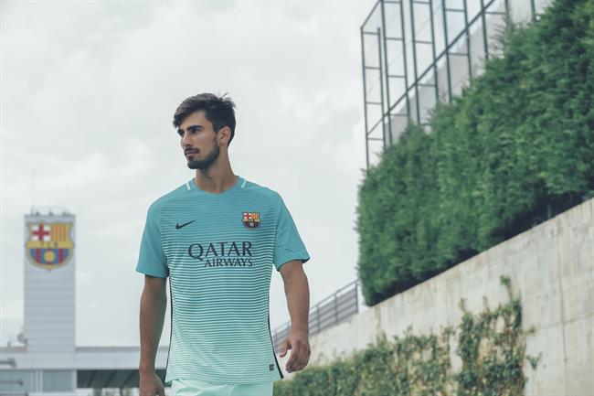 André Gomes, con la tercera equipación del FC Barcelona | MANUEL GIRON ep andre gomes contercera equipacionfc barcelona