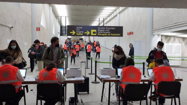 ep archivo   controles sanitarios en el aeropuerto de palma