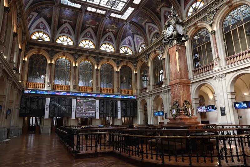 https://img4.s3wfg.com/web/img/images_uploaded/8/2/ep_archivo_-_interior_del_palacio_de_la_bolsa_con_paneles_con_valores_del_ibex_35_en_madrid_espana.jpg