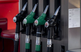 ep archivo   mangueras de combustible en una gasolinera a 27 de diciembre de 2022 en madrid espana