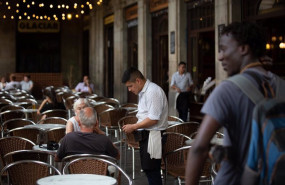 ep archivo   un camarero de origen extranjero atiende la terraza de un bar en barcelona