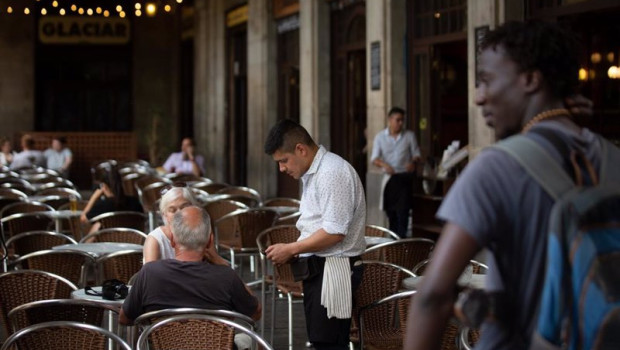 ep archivo   un camarero de origen extranjero atiende la terraza de un bar en barcelona