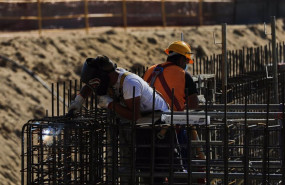 ep archivo   un soldador trabajando en una infraestructura